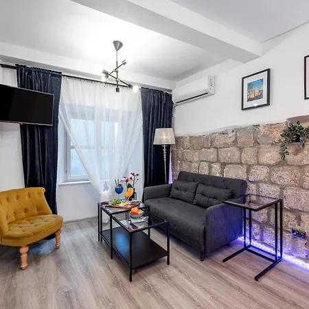 Old Town Fantastic 2 *