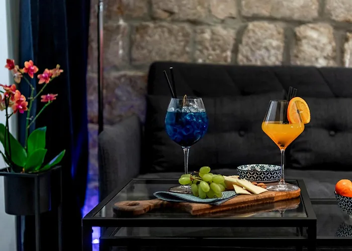 Old Town Fantastic 2 *